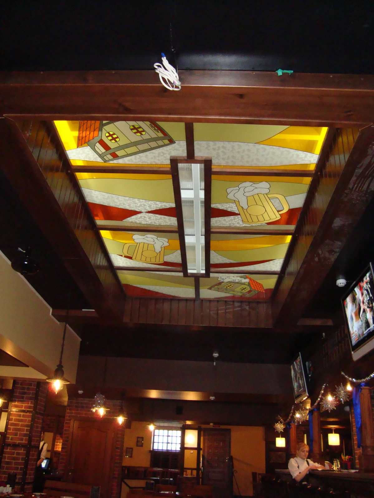 Витраж в потолок в пивном ресторане