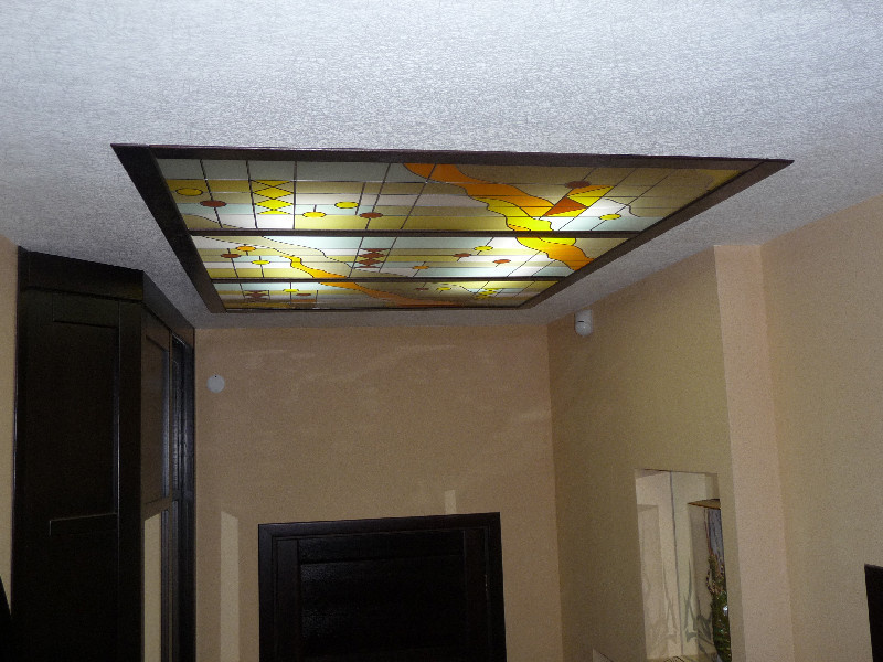 Витраж в потолок (загородный дом)