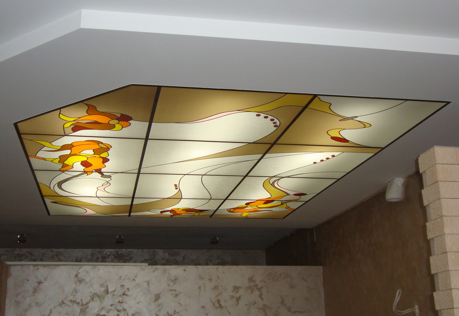 Витраж в потолок (загородный дом)