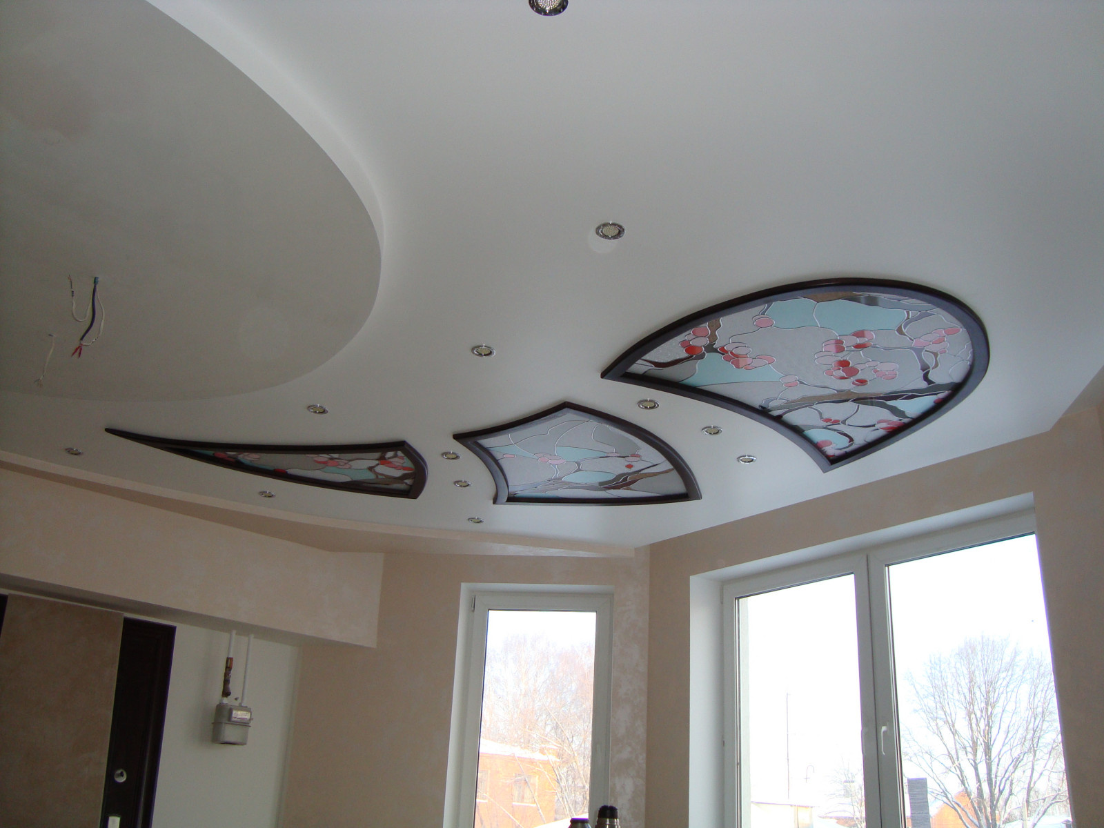 Витраж в потолок (загородный дом)