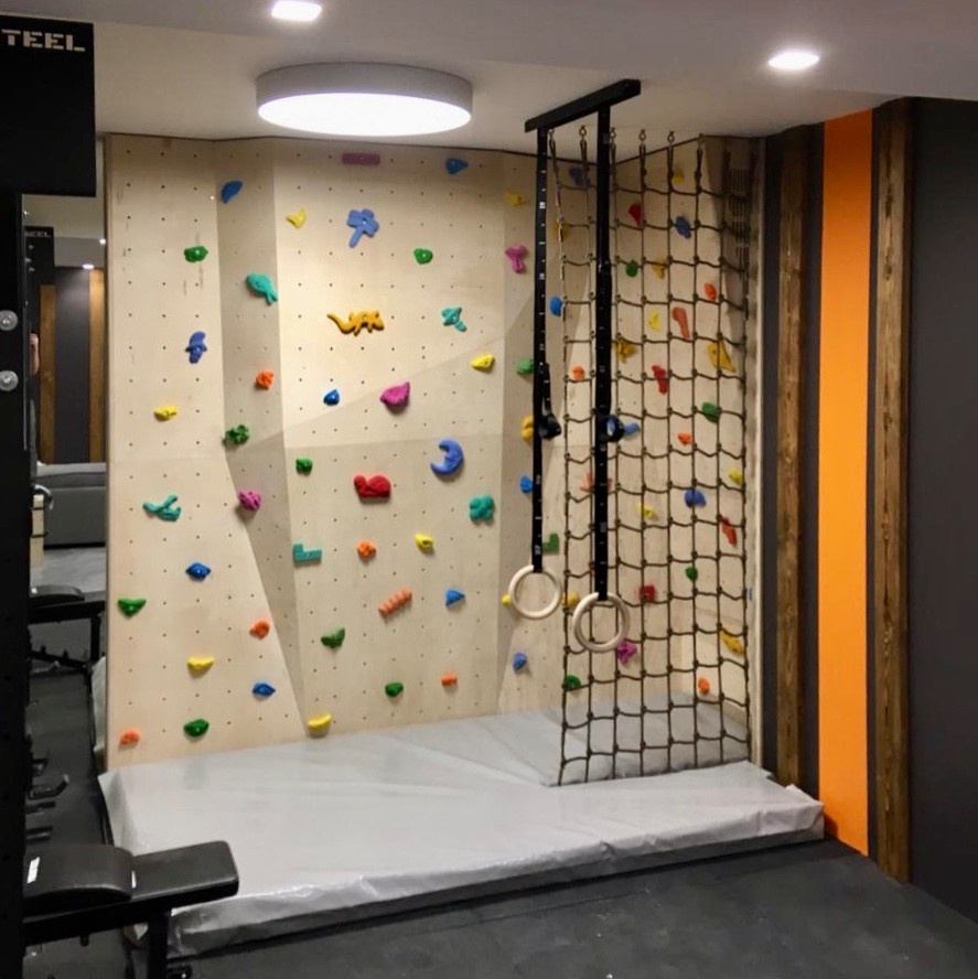 Спортивный зал с детским скалодромом в частном доме в Барвихе
