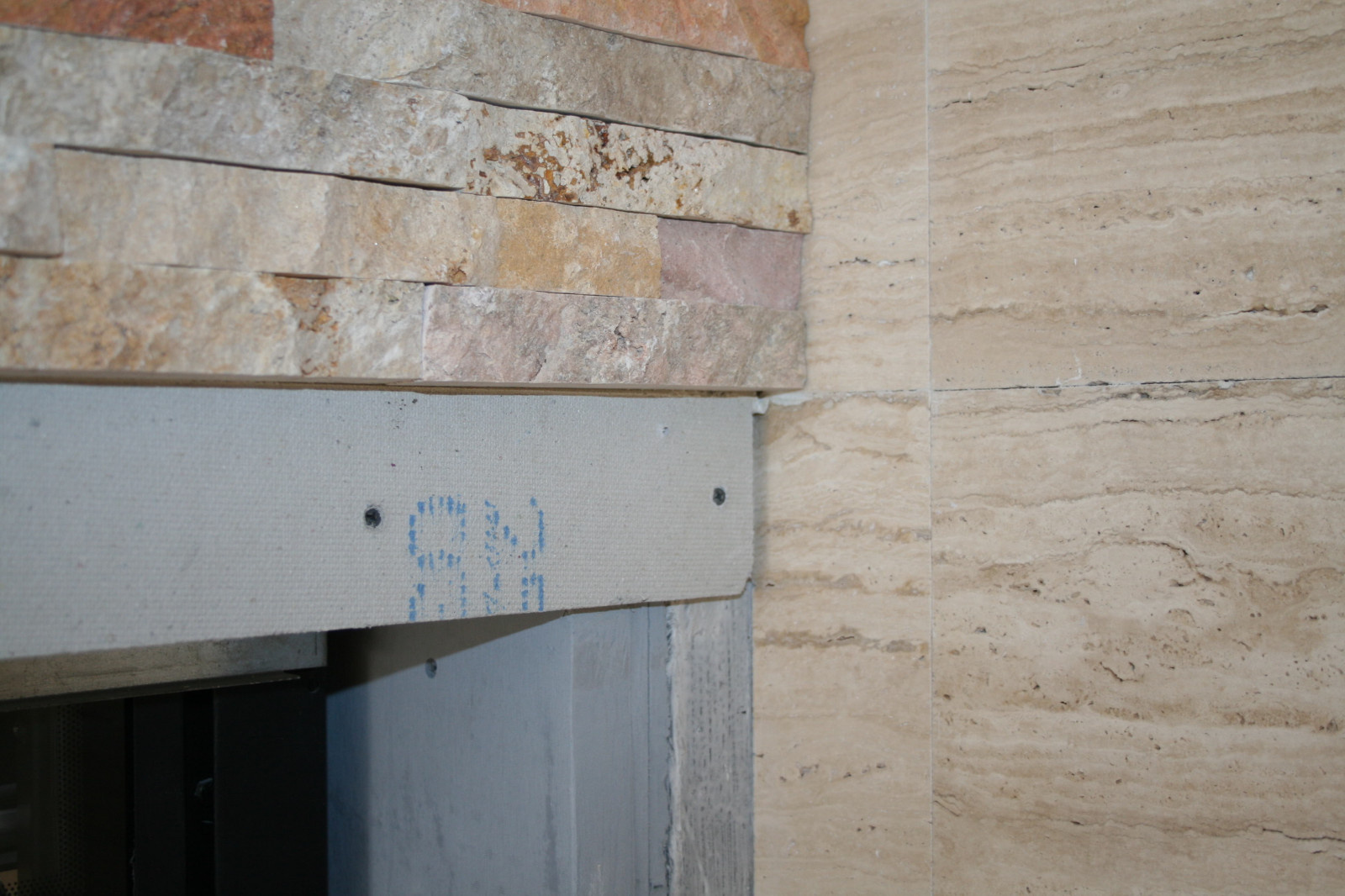 Трехсторонняя каминная топка EdilKamin примыкание к стене