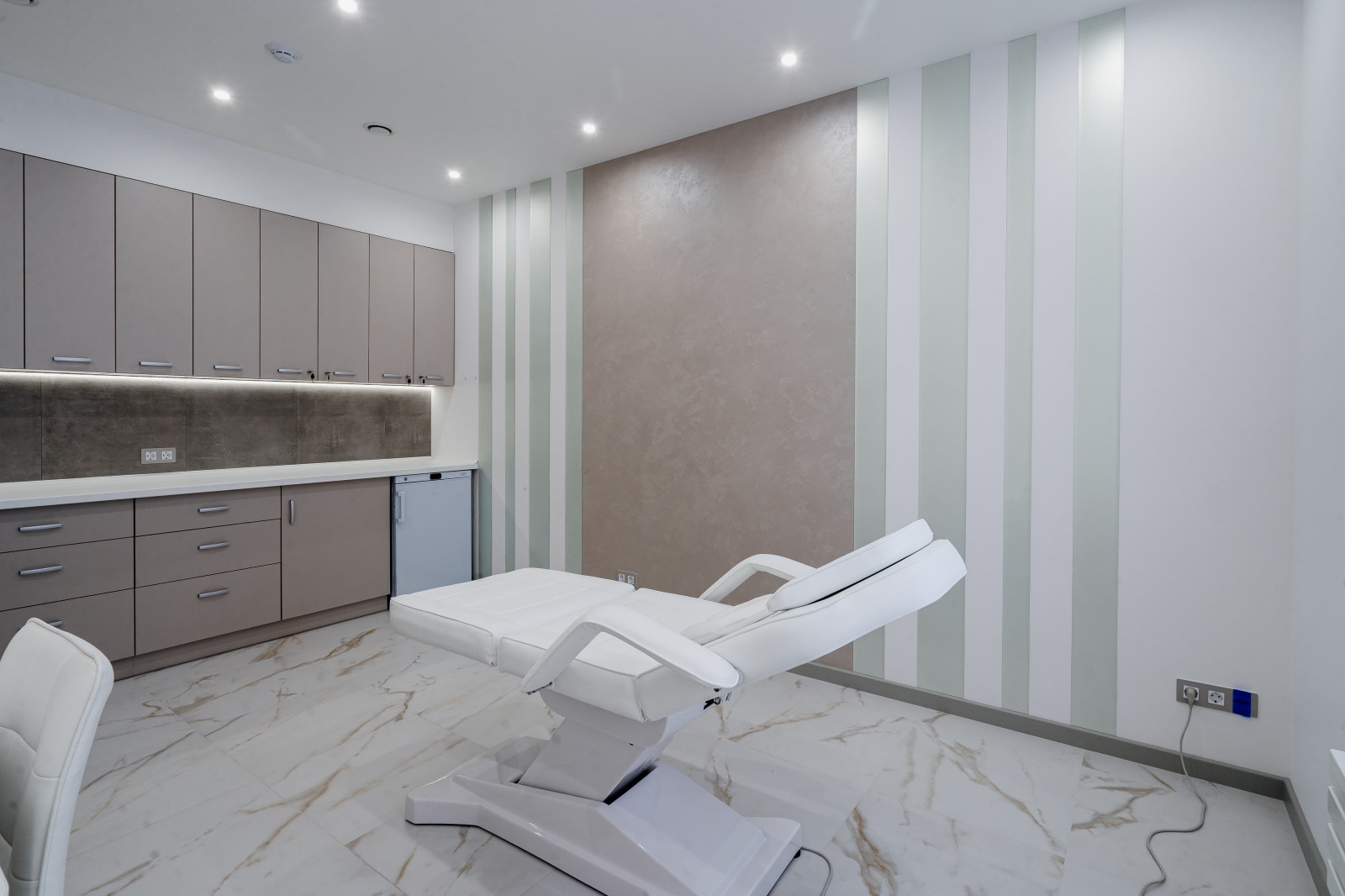 Cалон «Монополия красоты». Нанесение декоративной штукатурки