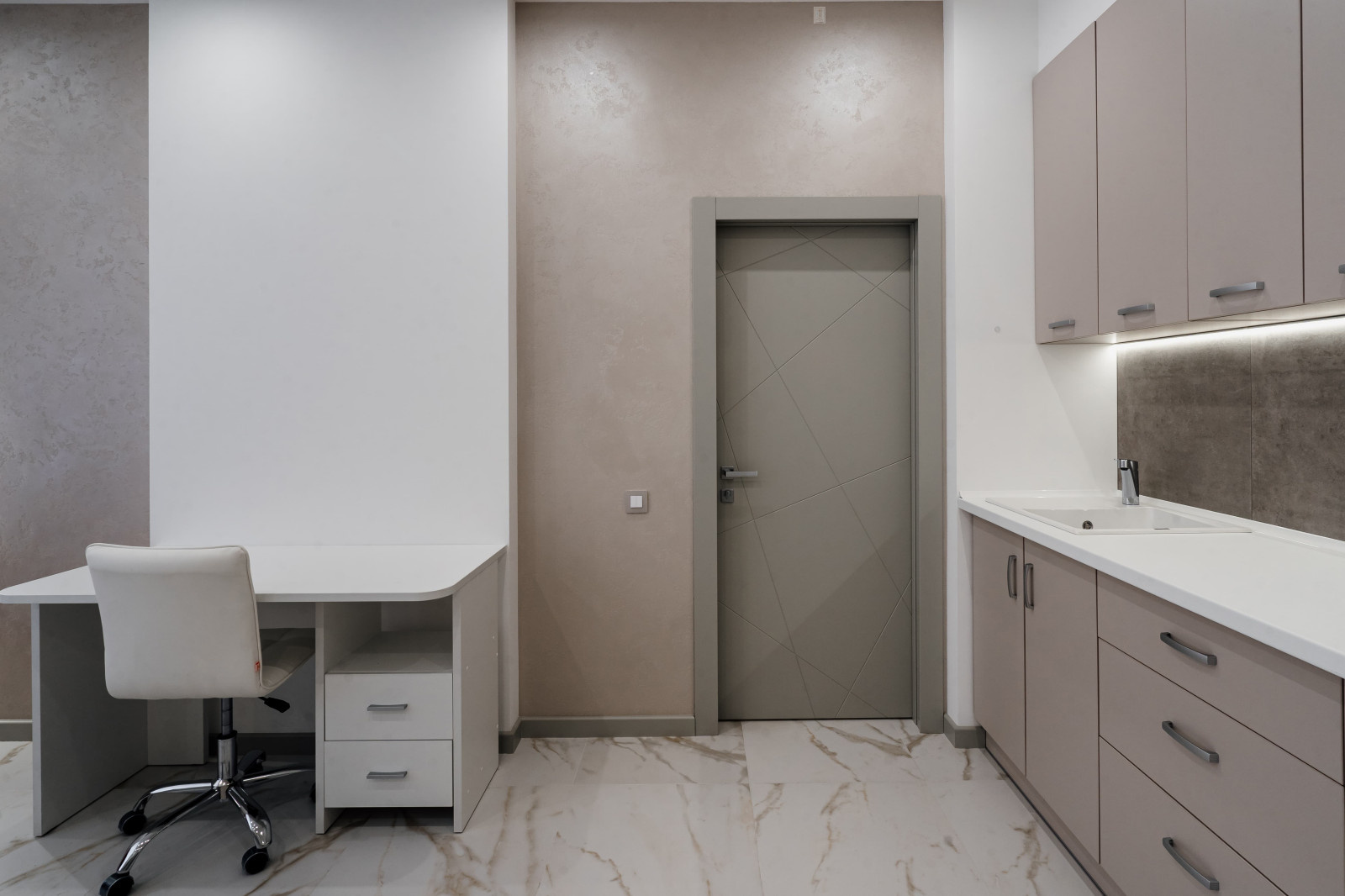 Cалон «Монополия красоты». Нанесение декоративной штукатурки