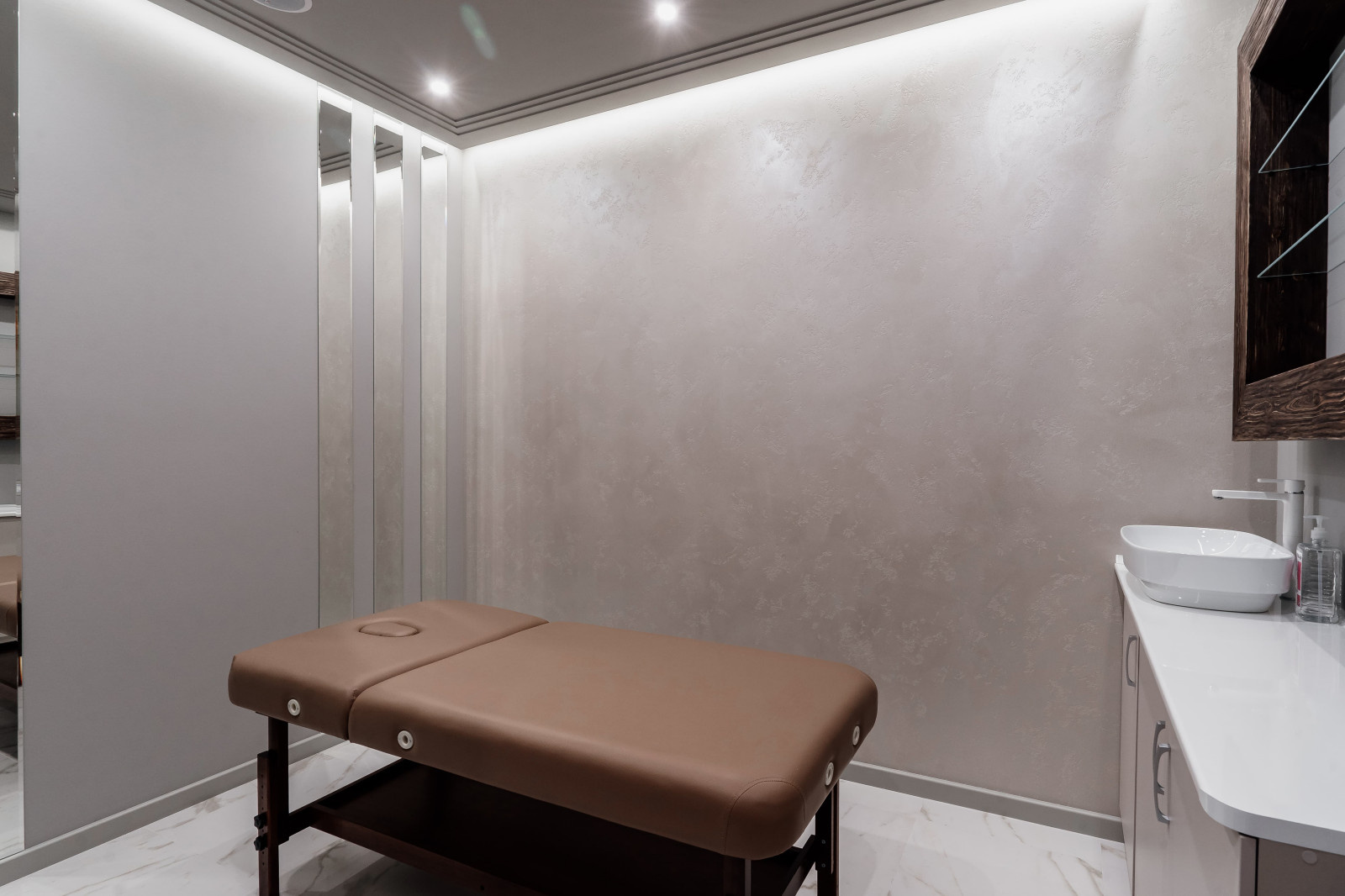 Cалон «Монополия красоты». Нанесение декоративной штукатурки