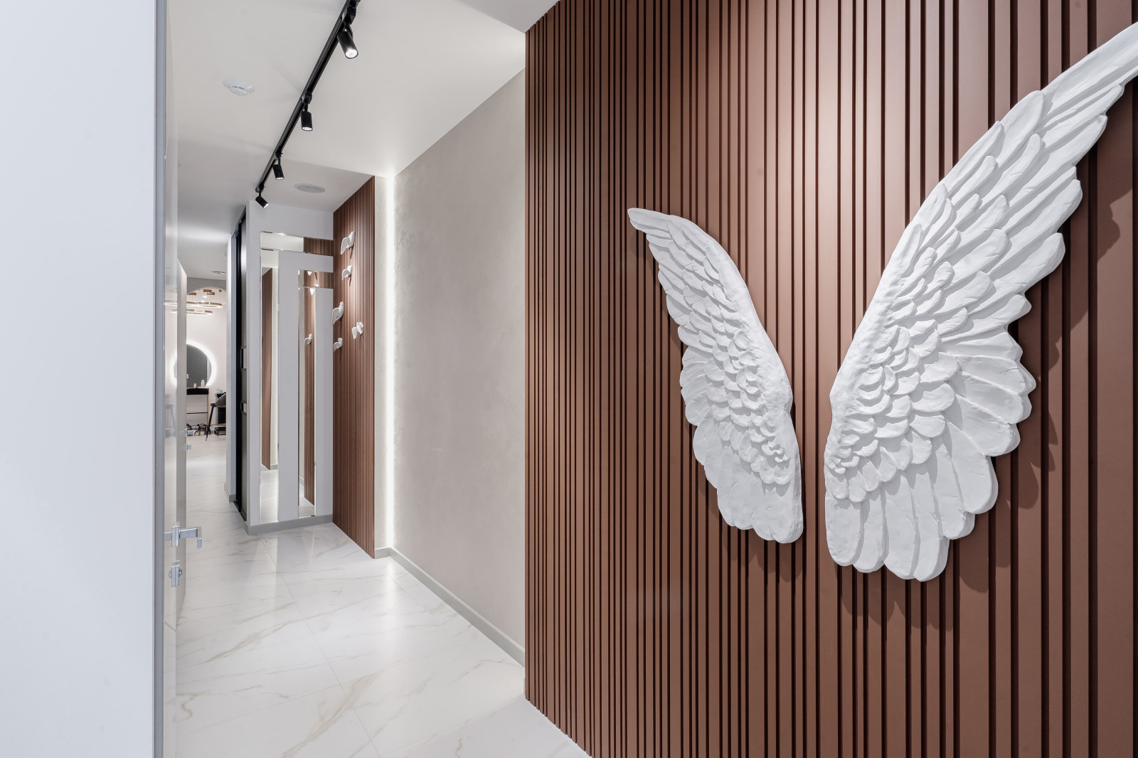 Cалон «Монополия красоты». Нанесение декоративной штукатурки