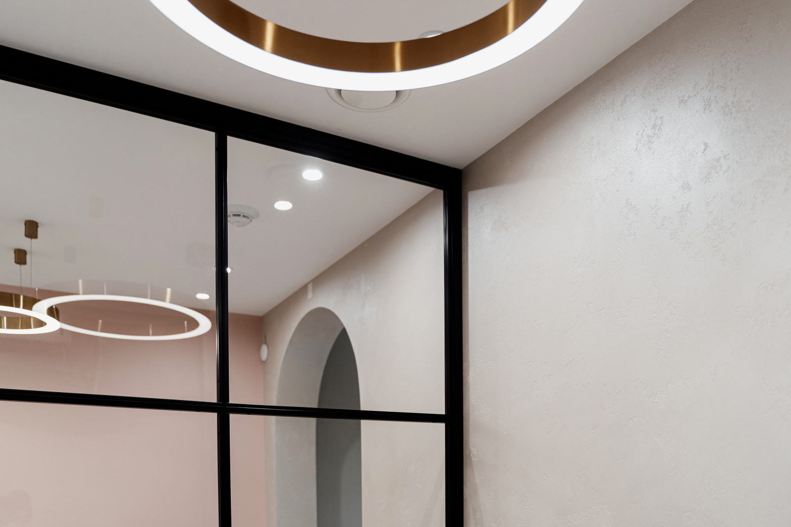 Cалон «Монополия красоты». Нанесение декоративной штукатурки