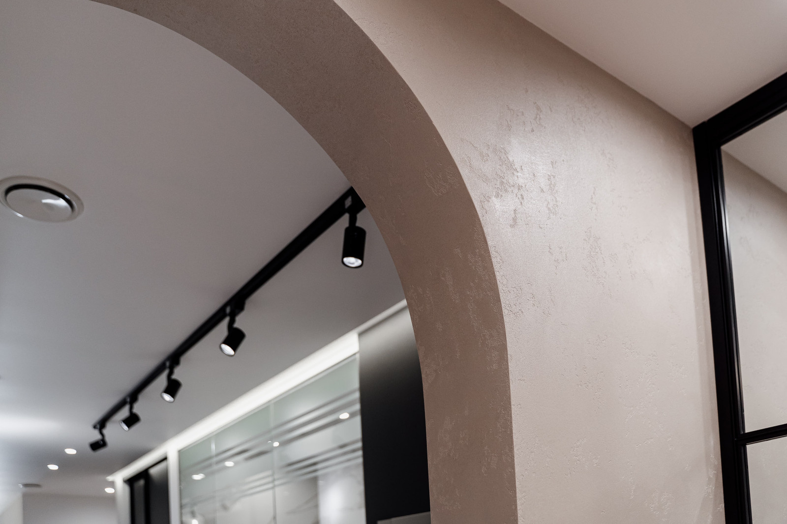 Обложка проекта: Cалон «Монополия красоты». Нанесение декоративной штукатурки