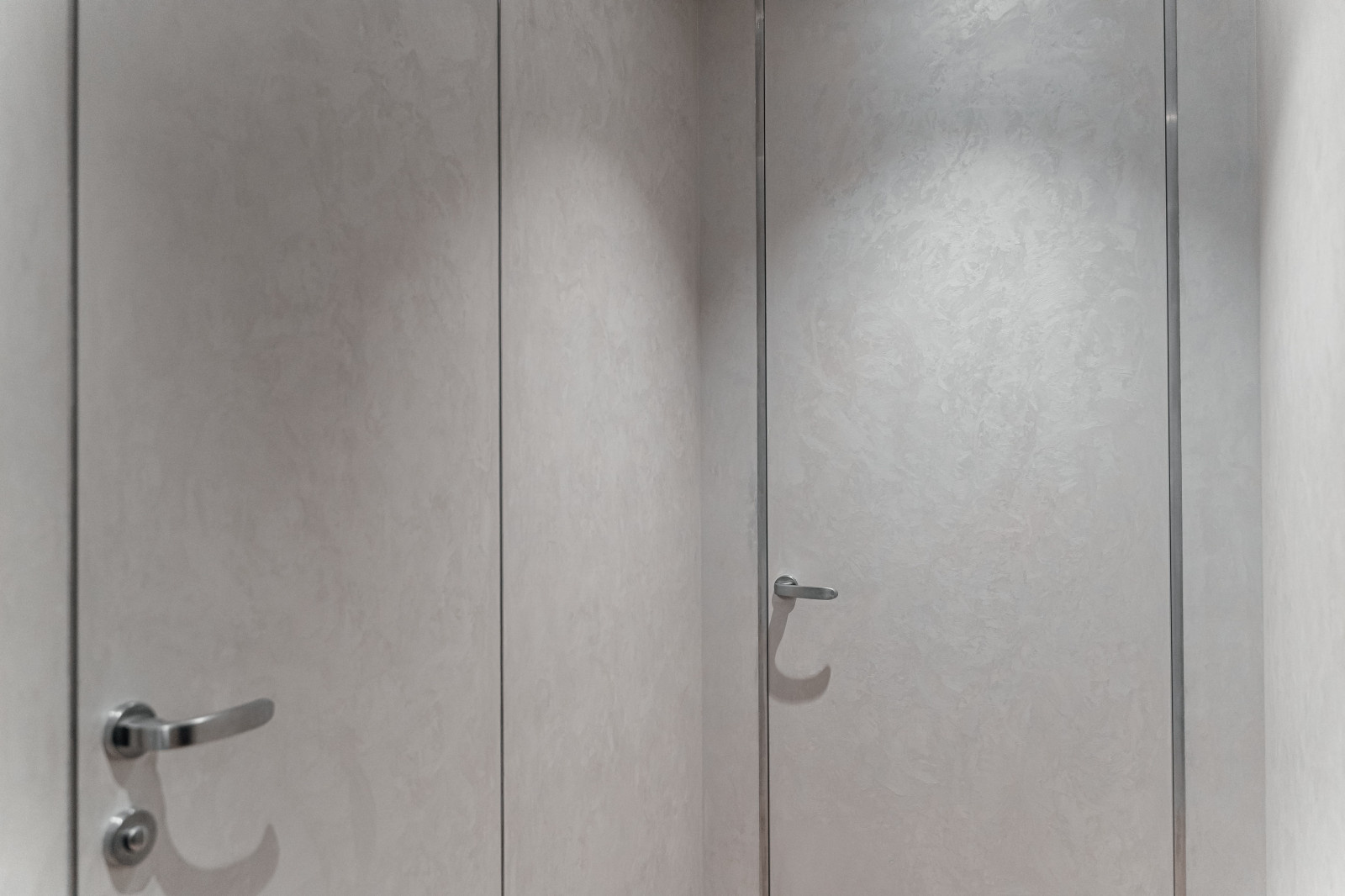 Авторская фактура декоративной штукатурки в квартире с террасой