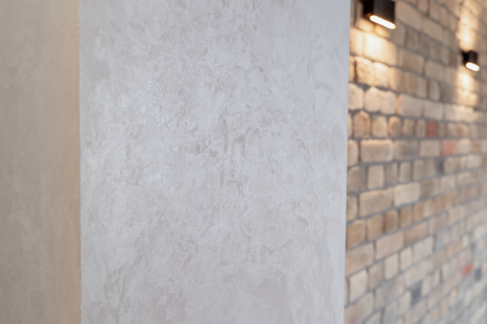 Авторская фактура декоративной штукатурки в квартире с террасой