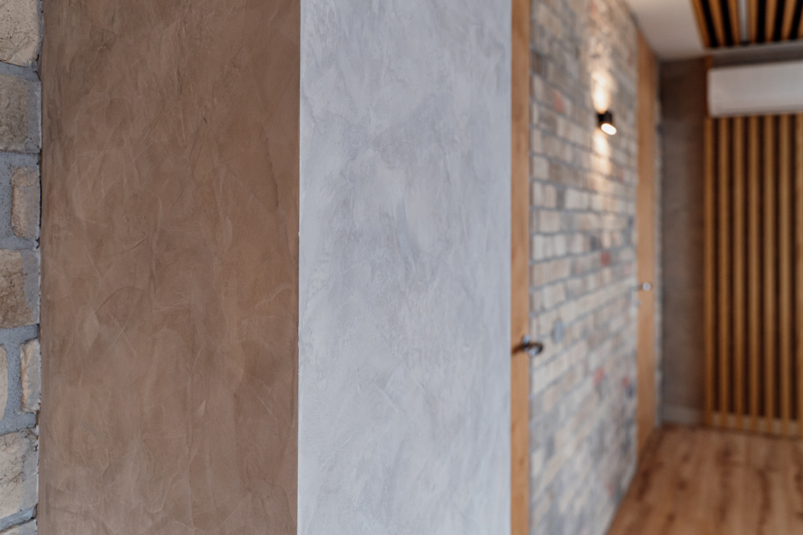 Авторская фактура декоративной штукатурки в квартире с террасой