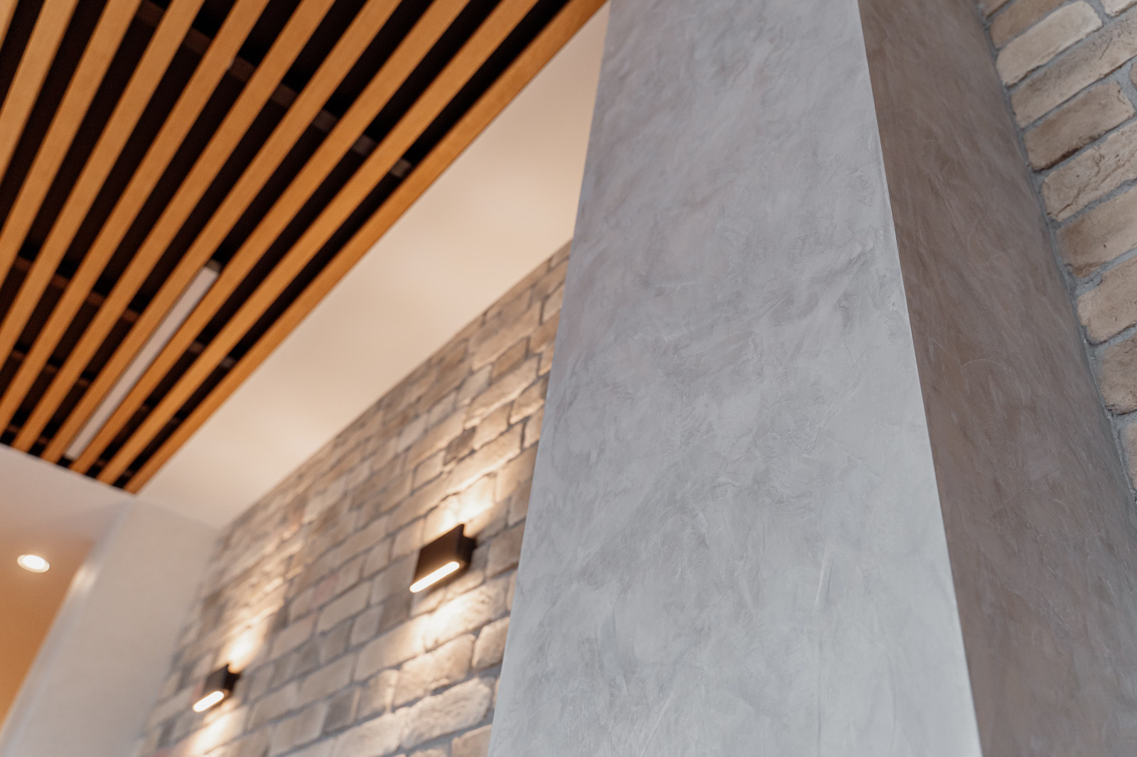 Авторская фактура декоративной штукатурки в квартире с террасой