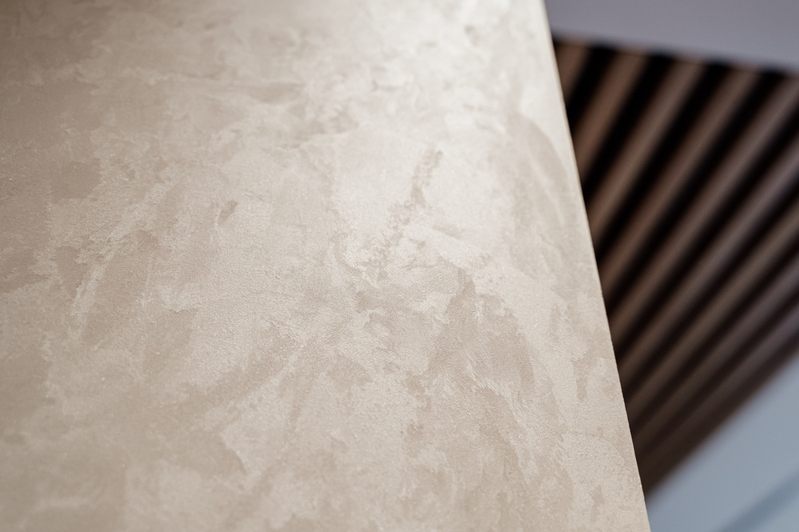 Авторская фактура декоративной штукатурки в квартире с террасой