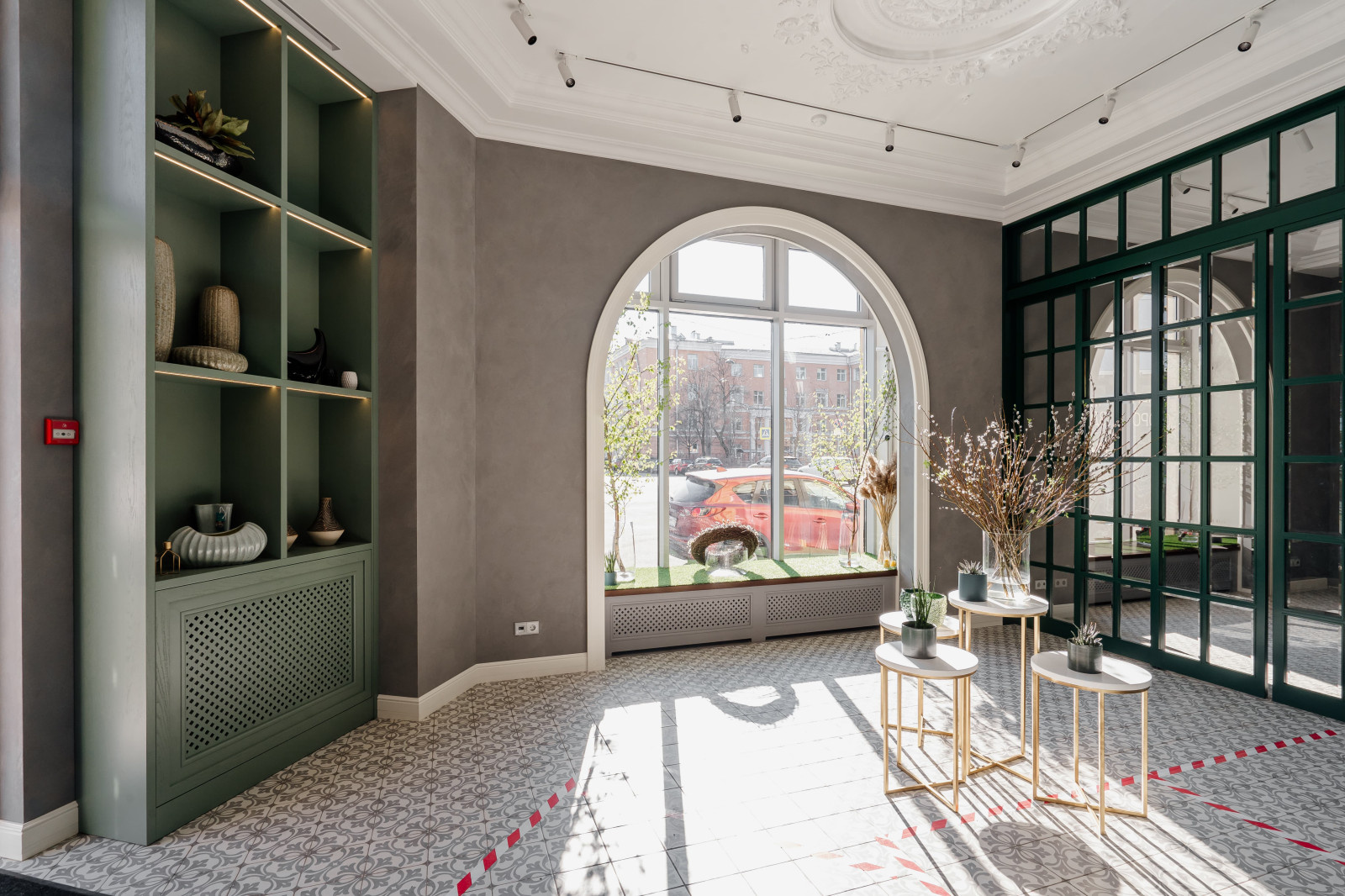 Нанесение декоративной штукатурки на стены в цветочном бутике