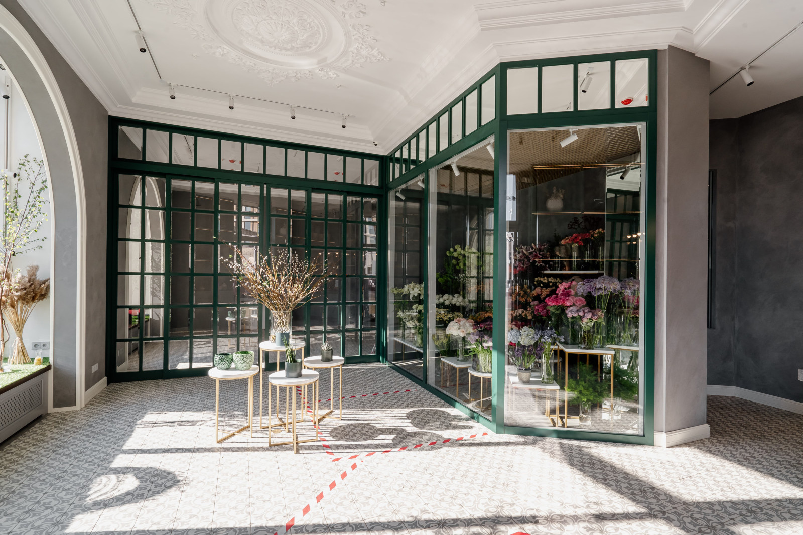 Нанесение декоративной штукатурки на стены в цветочном бутике