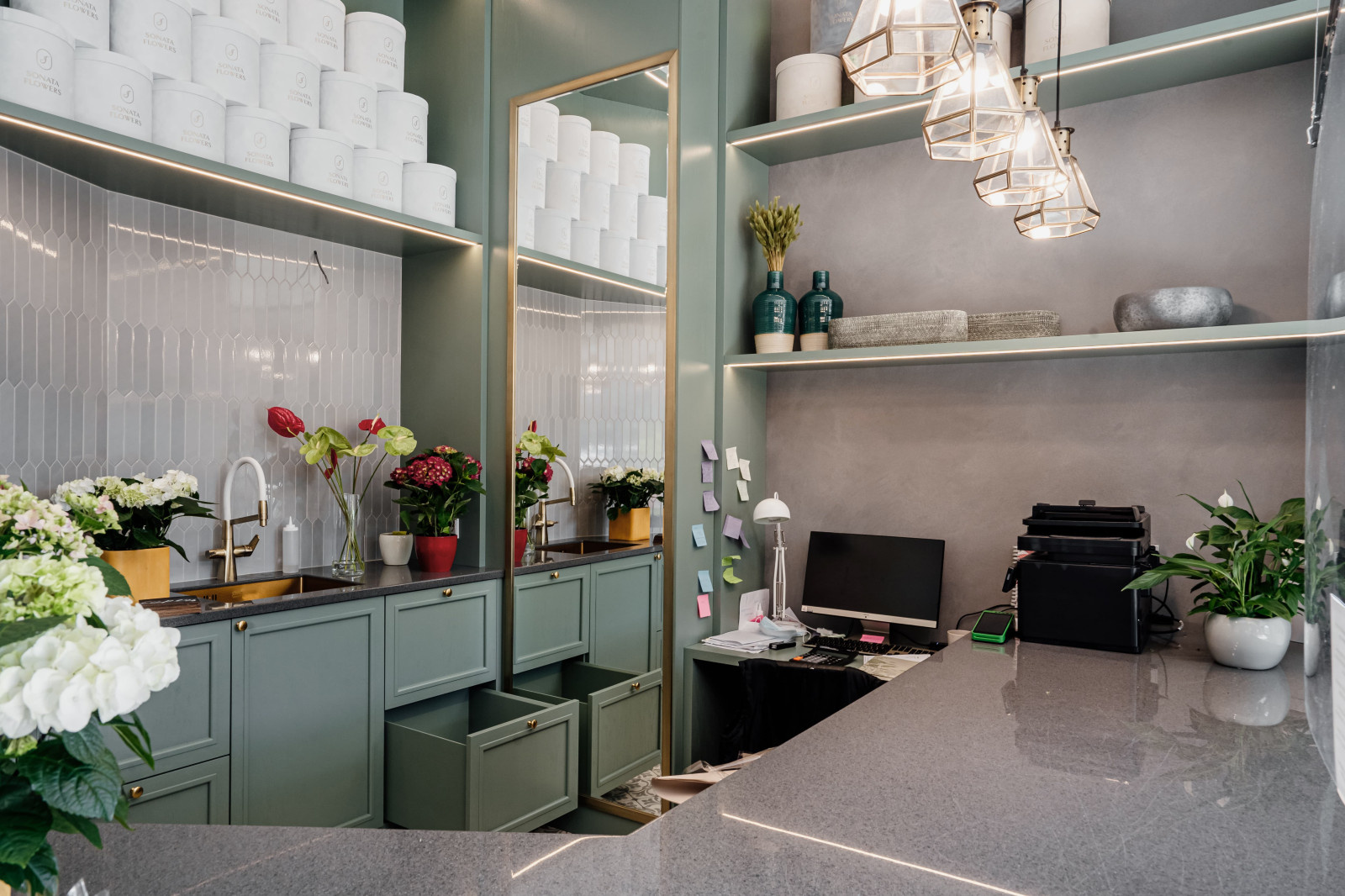 Нанесение декоративной штукатурки на стены в цветочном бутике