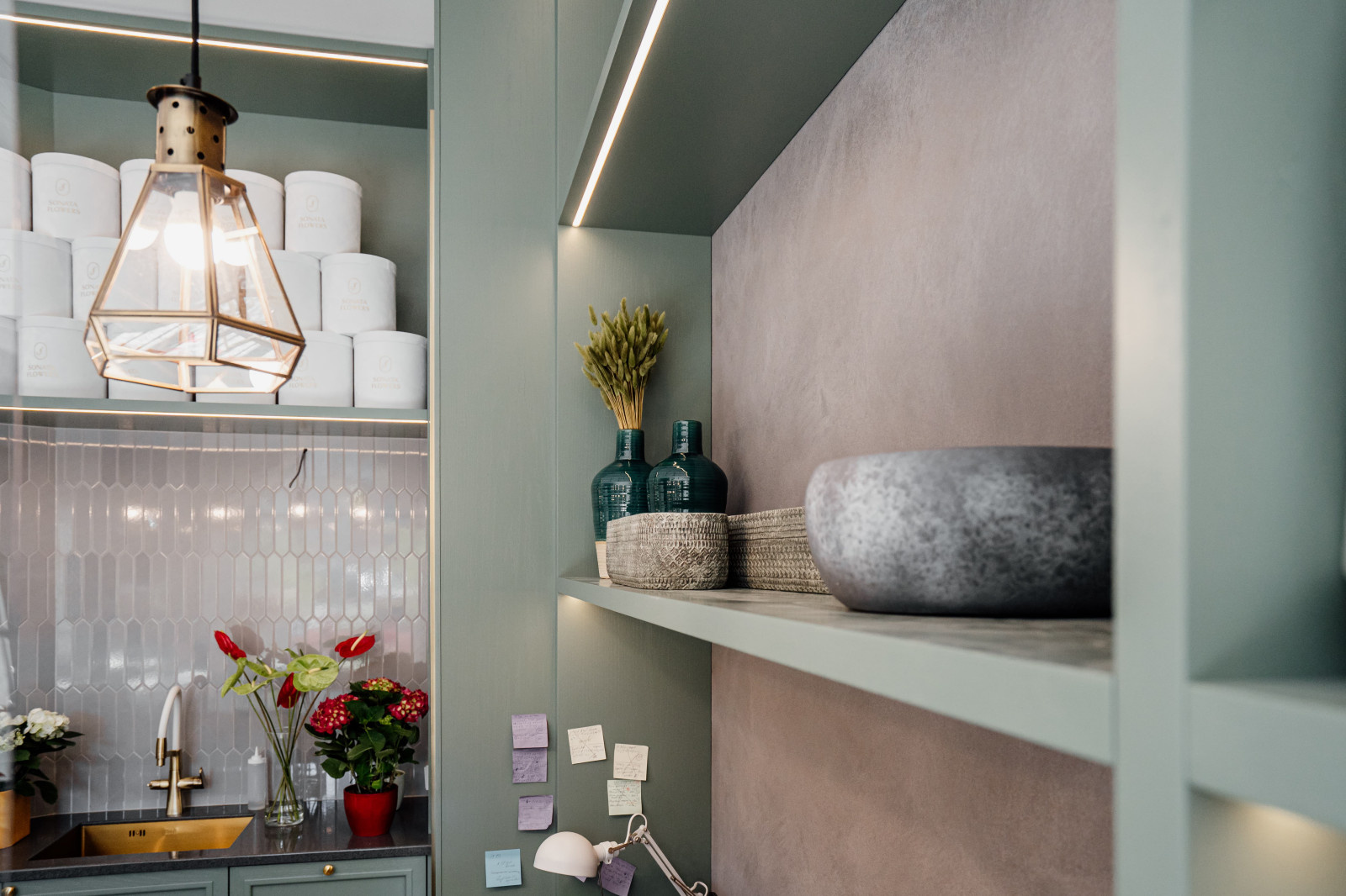 Нанесение декоративной штукатурки на стены в цветочном бутике