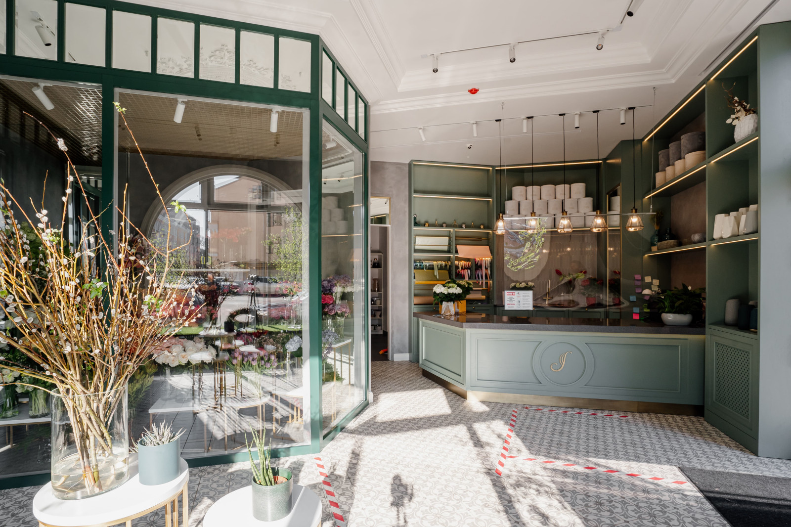 Нанесение декоративной штукатурки на стены в цветочном бутике