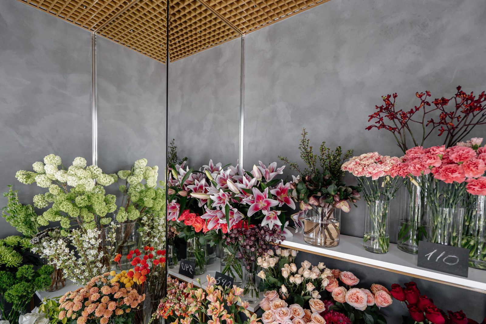 Нанесение декоративной штукатурки на стены в цветочном бутике