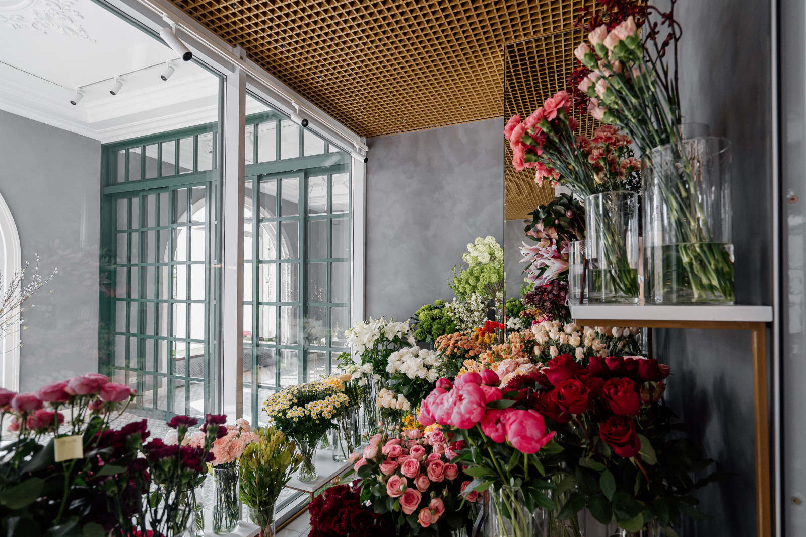 Нанесение декоративной штукатурки на стены в цветочном бутике