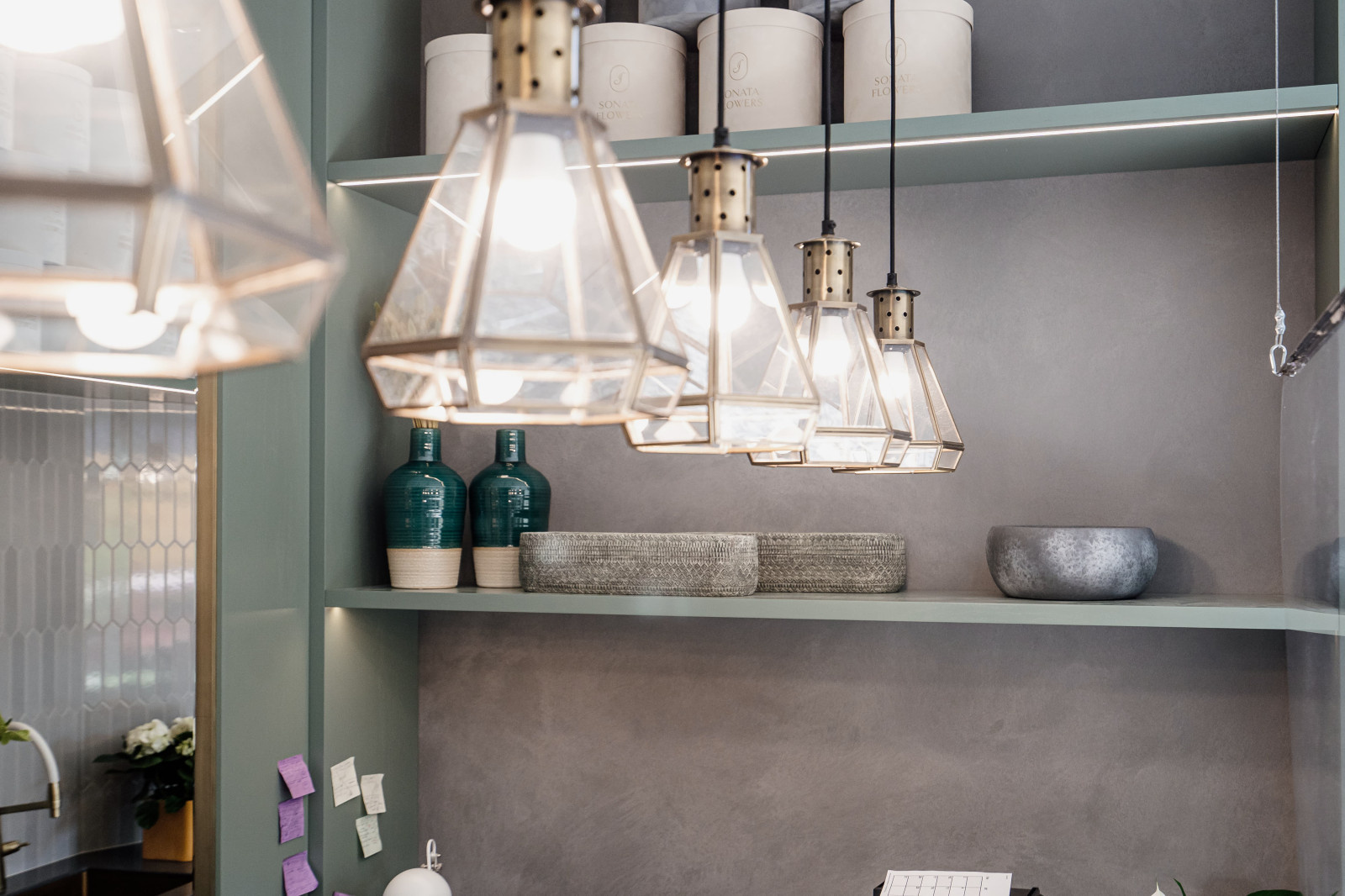 Нанесение декоративной штукатурки на стены в цветочном бутике