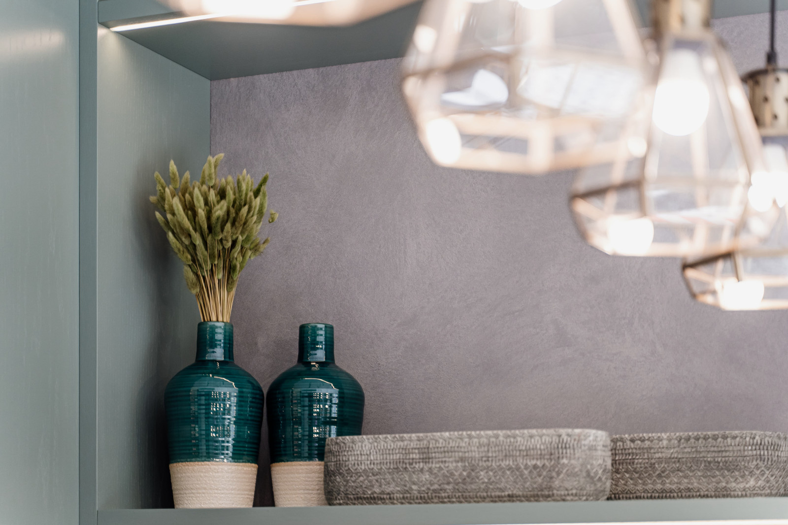 Нанесение декоративной штукатурки на стены в цветочном бутике