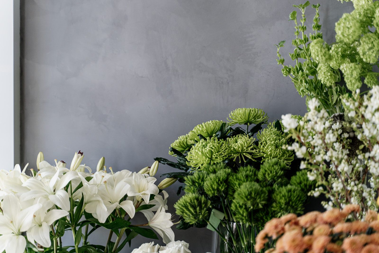 Нанесение декоративной штукатурки на стены в цветочном бутике