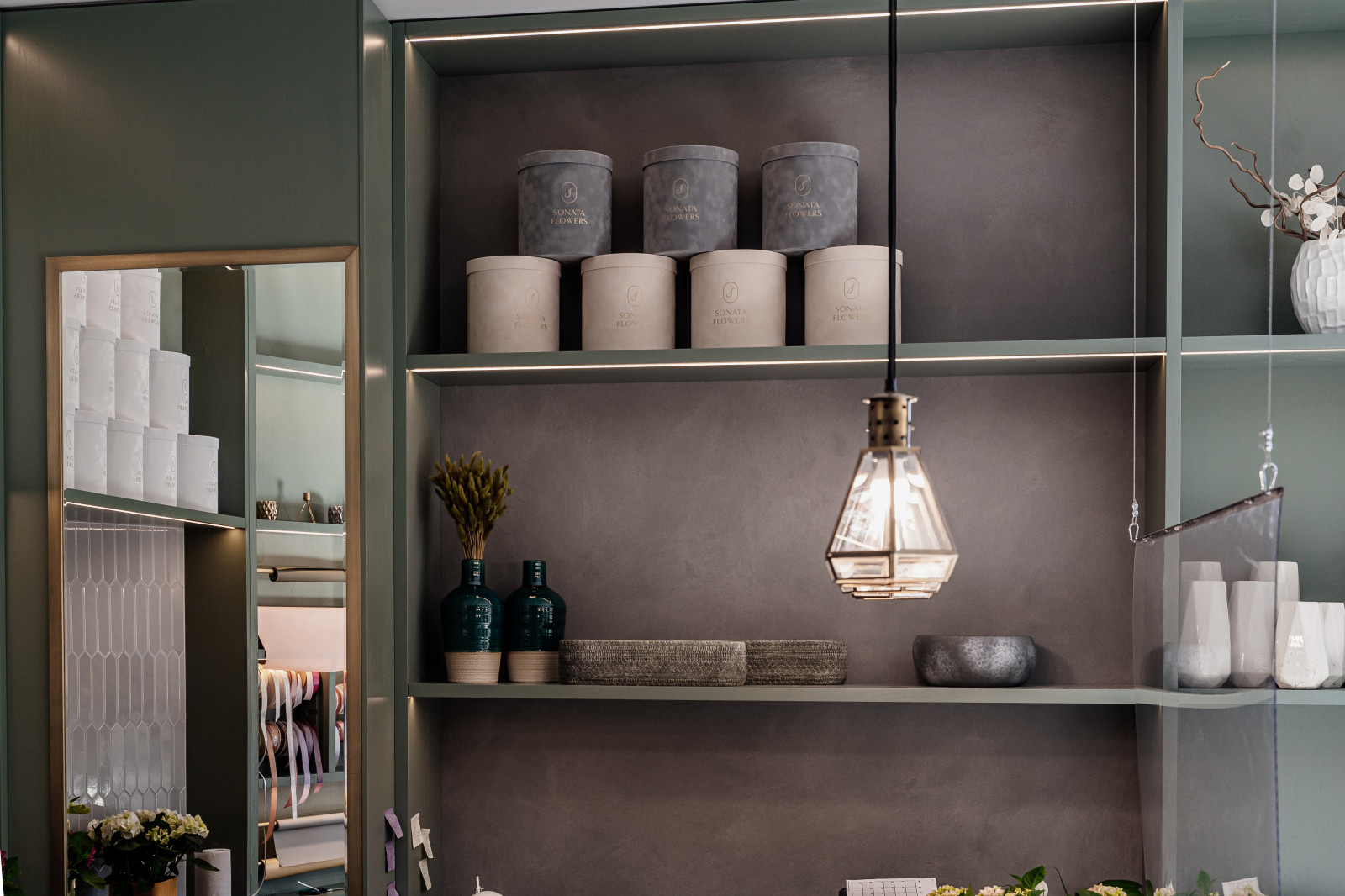 Нанесение декоративной штукатурки на стены в цветочном бутике