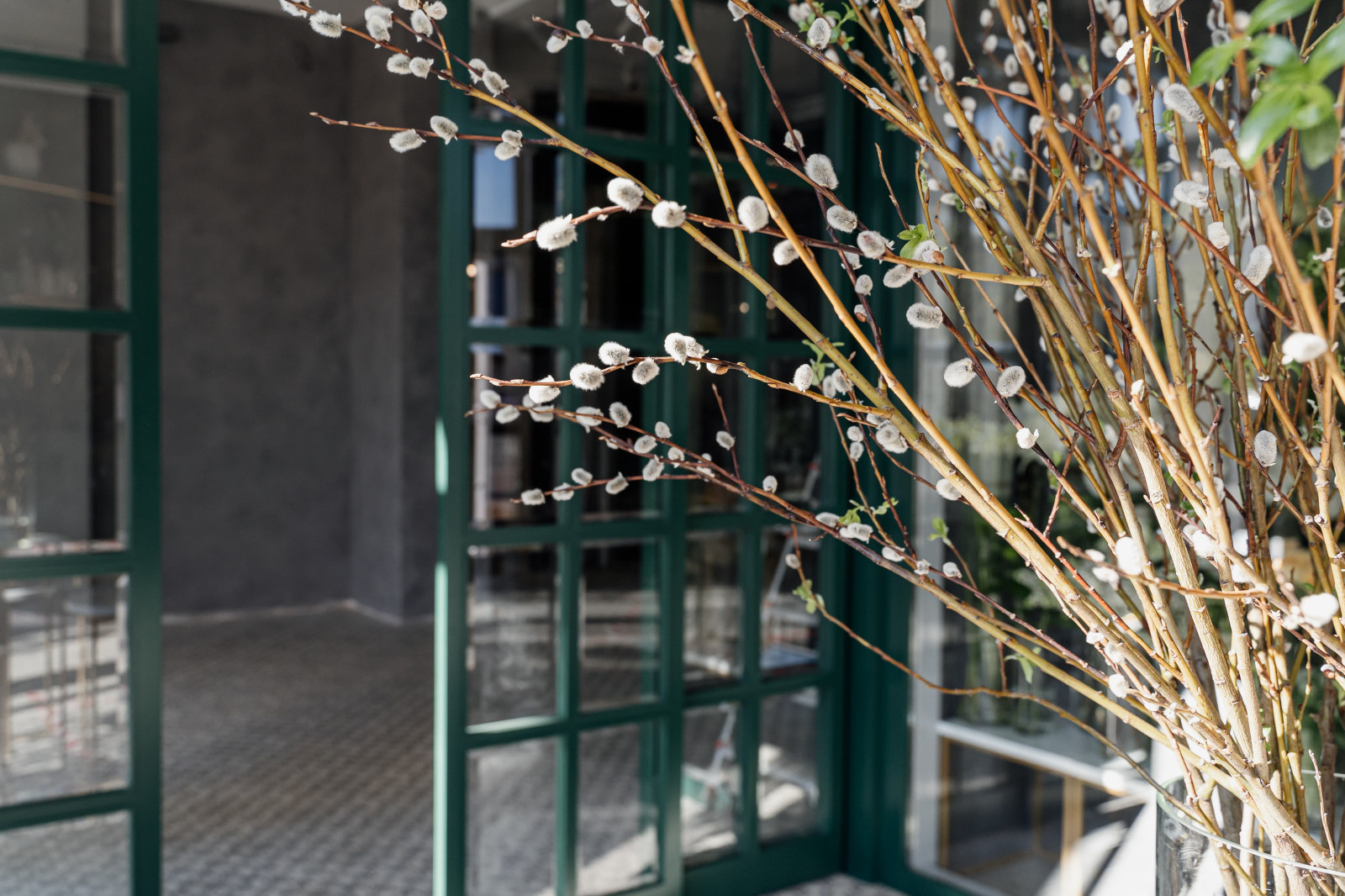 Нанесение декоративной штукатурки на стены в цветочном бутике