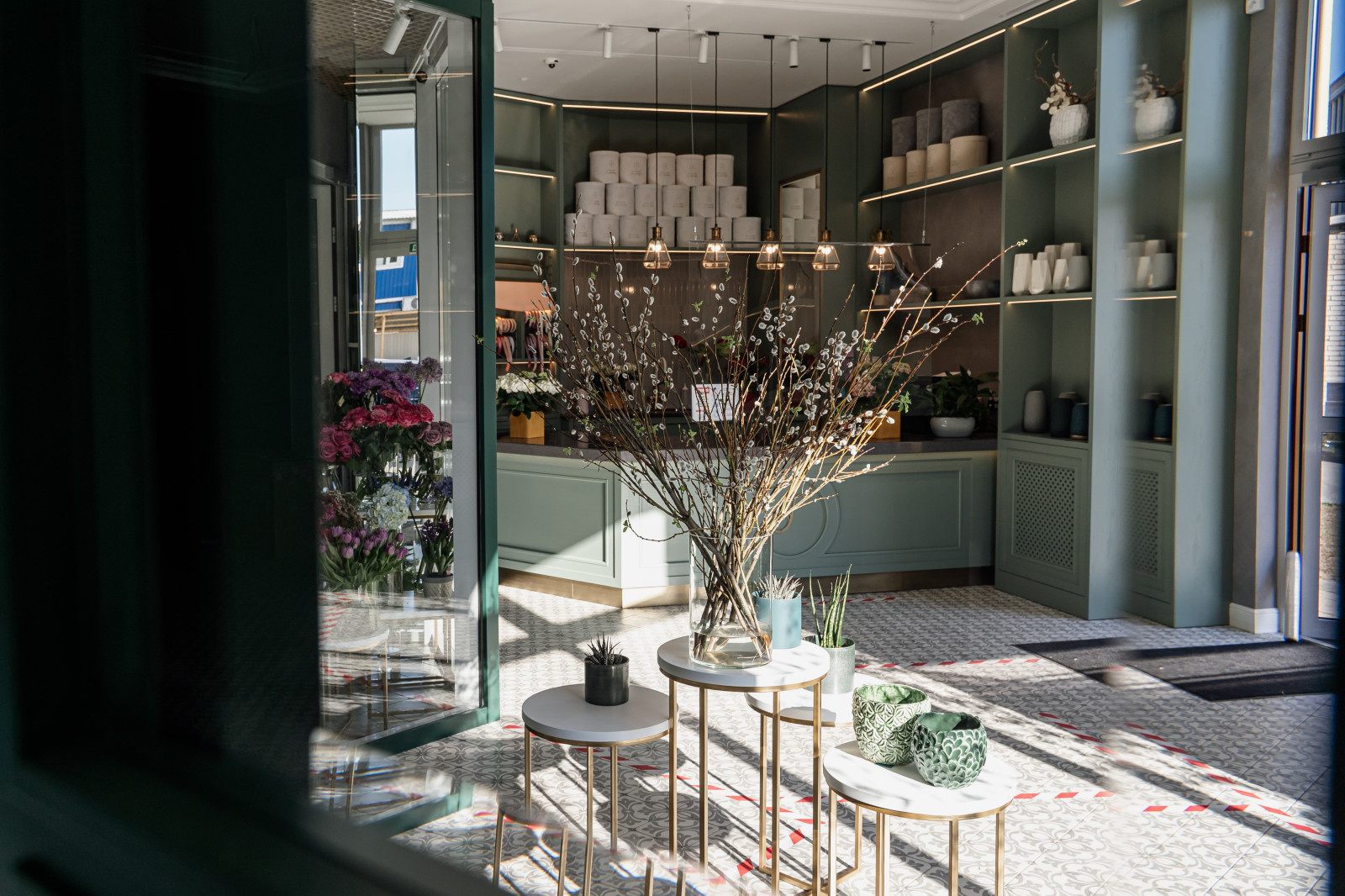 Нанесение декоративной штукатурки на стены в цветочном бутике