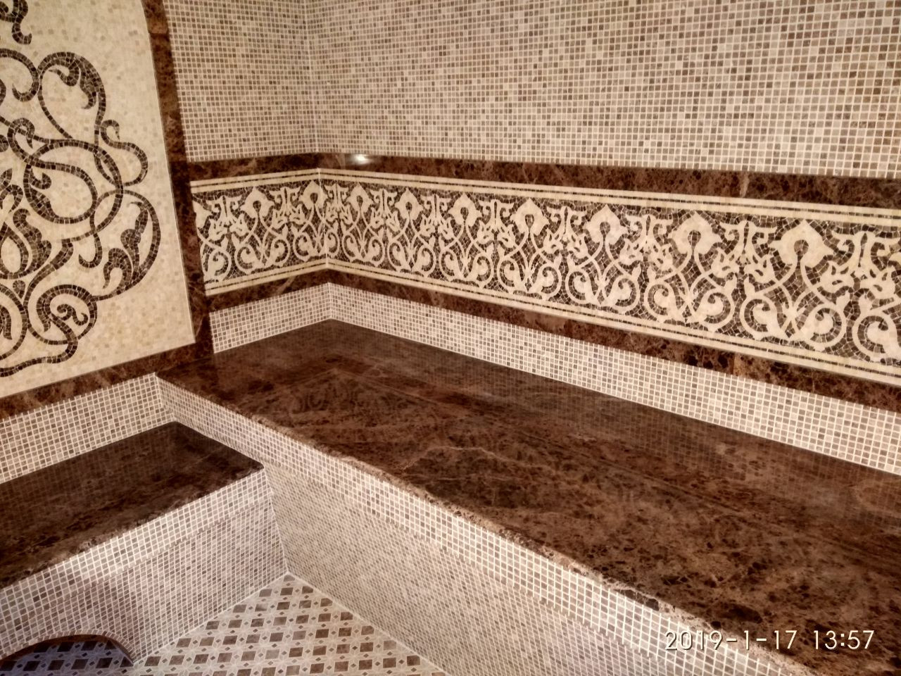 художественное панно из травертина в туретский хамам с сочитанием камня имперадо