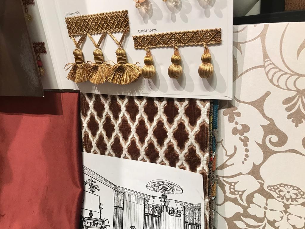 Цветовая палитра гостиной. Шторы, обои, стол.