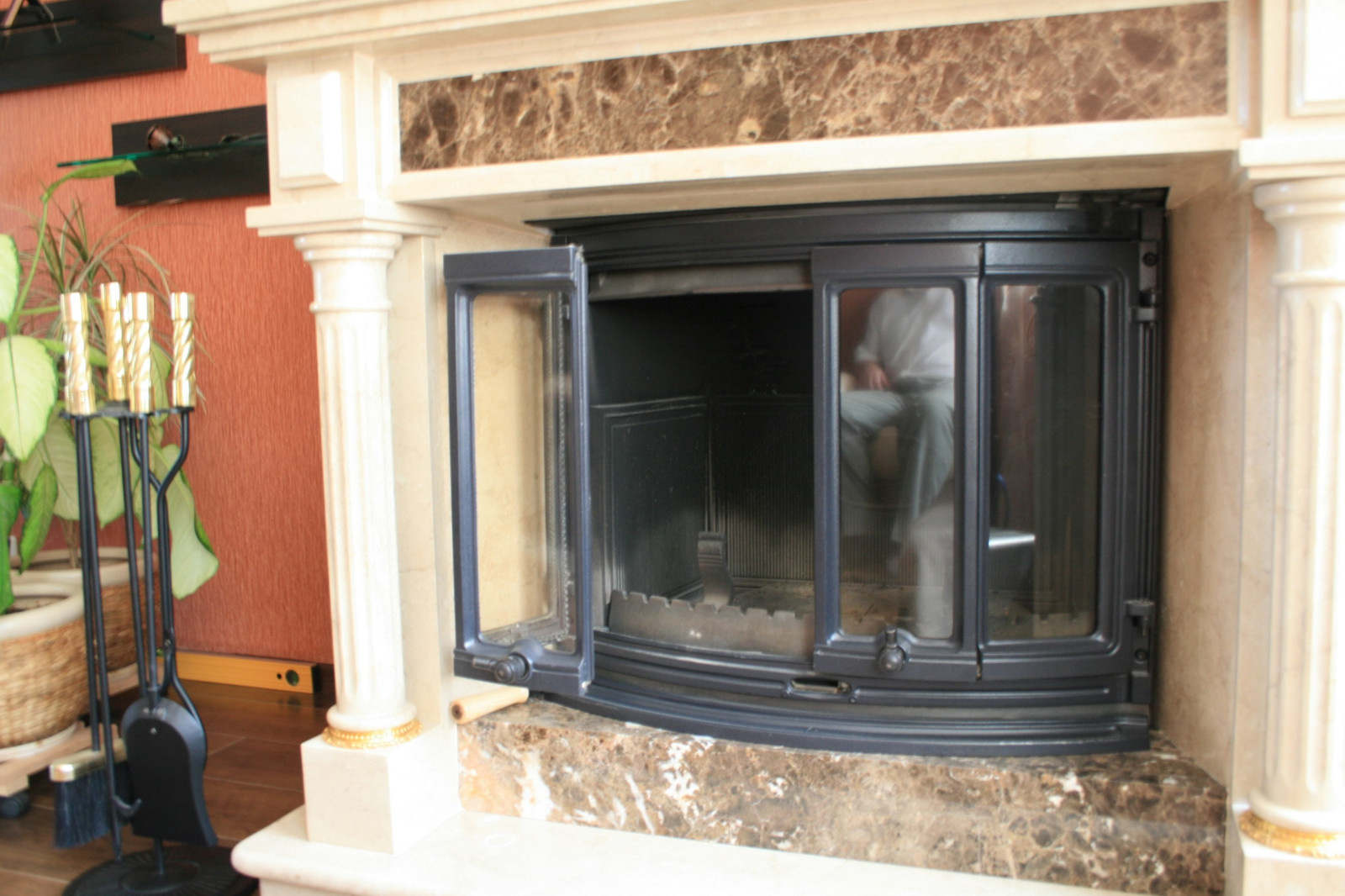 каминная топка JOTUL I18 Harmony с открытой дверцей