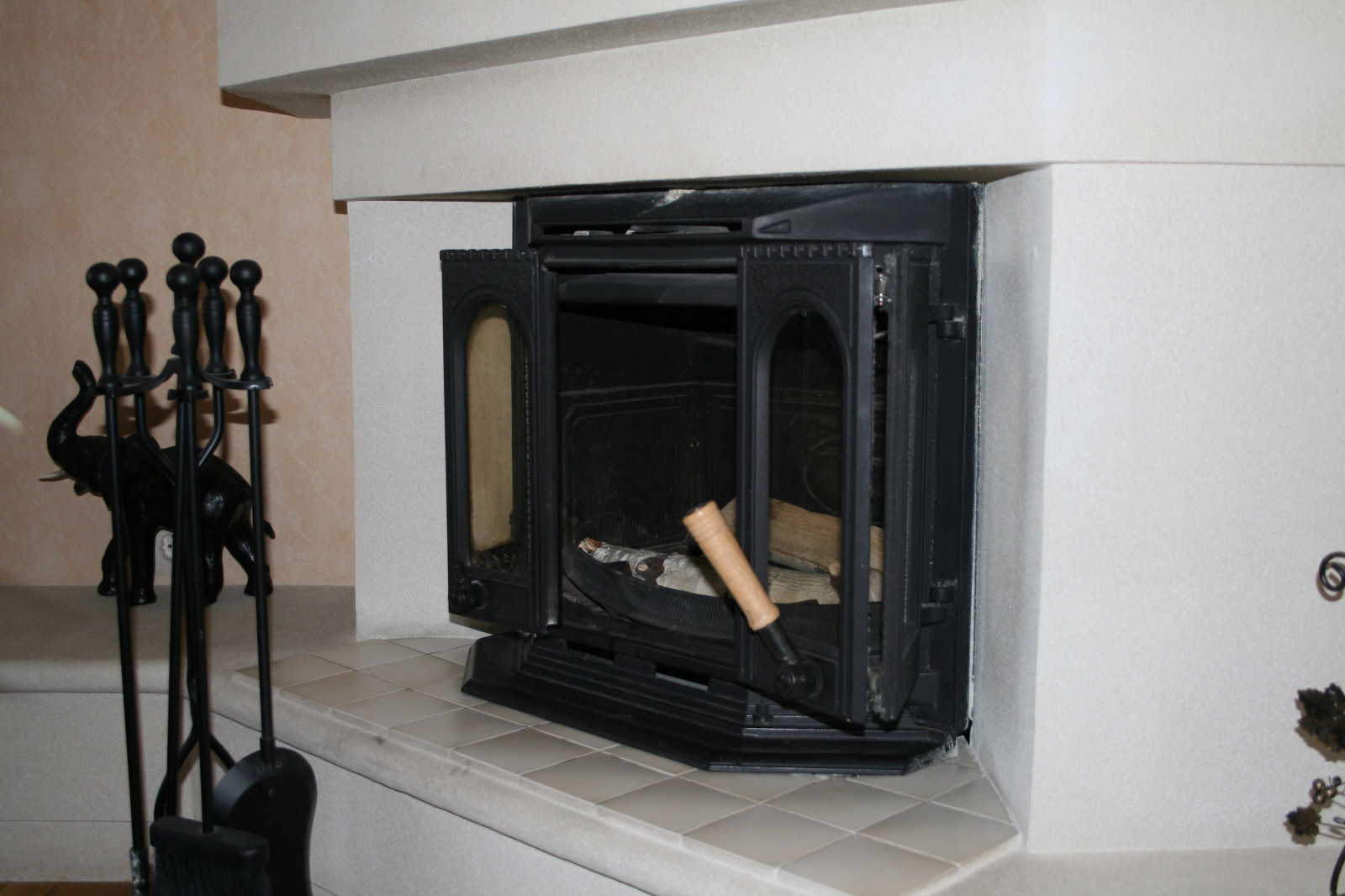 Каминная топка JOTUL I80 Классика 2007 с открытыми дверцами вид сбоку