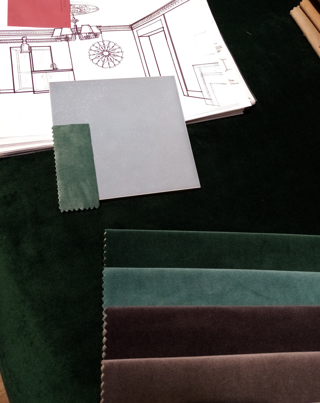 Подбор цвета дивана в сочетании с кухней (винно-красные фасады и серо-голубой фа