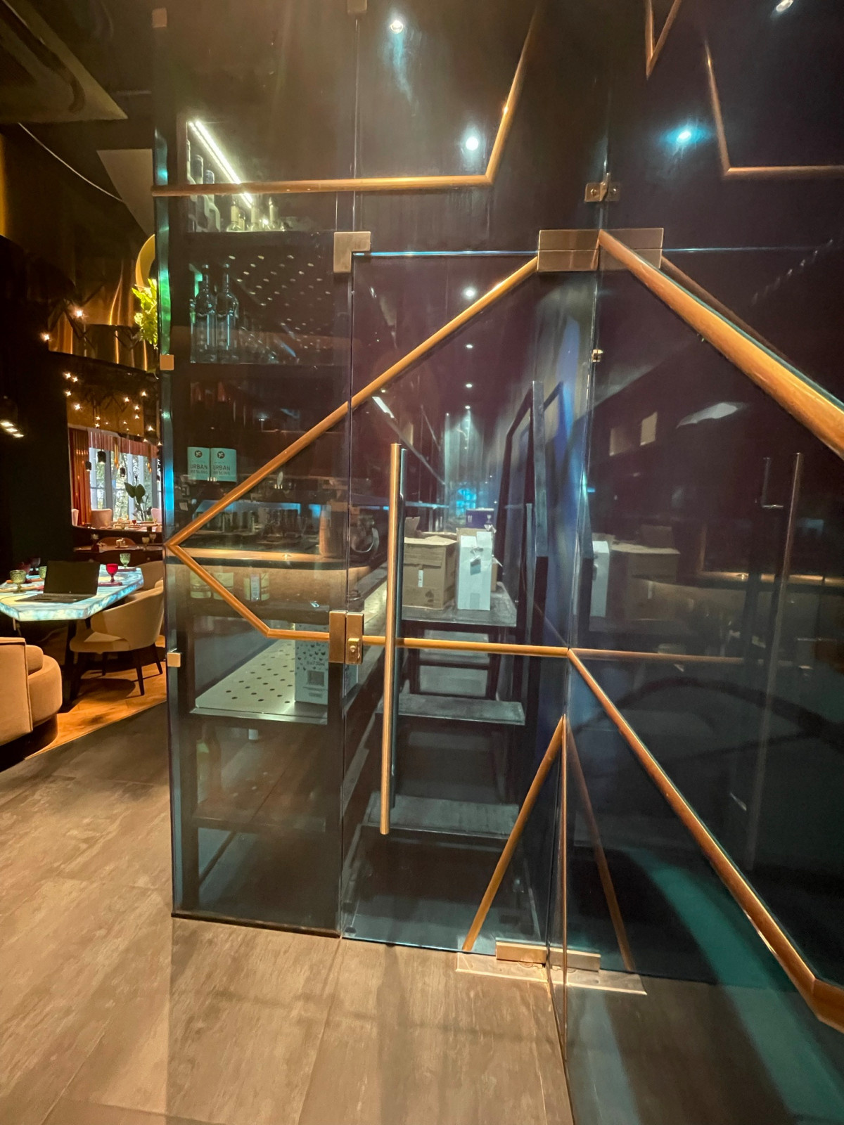 Обложка проекта: Стеклянные перегородки. Чайхана