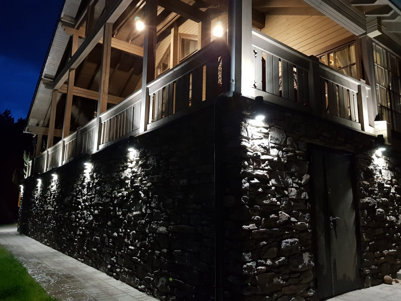 Дом из бруса в стиле шале.