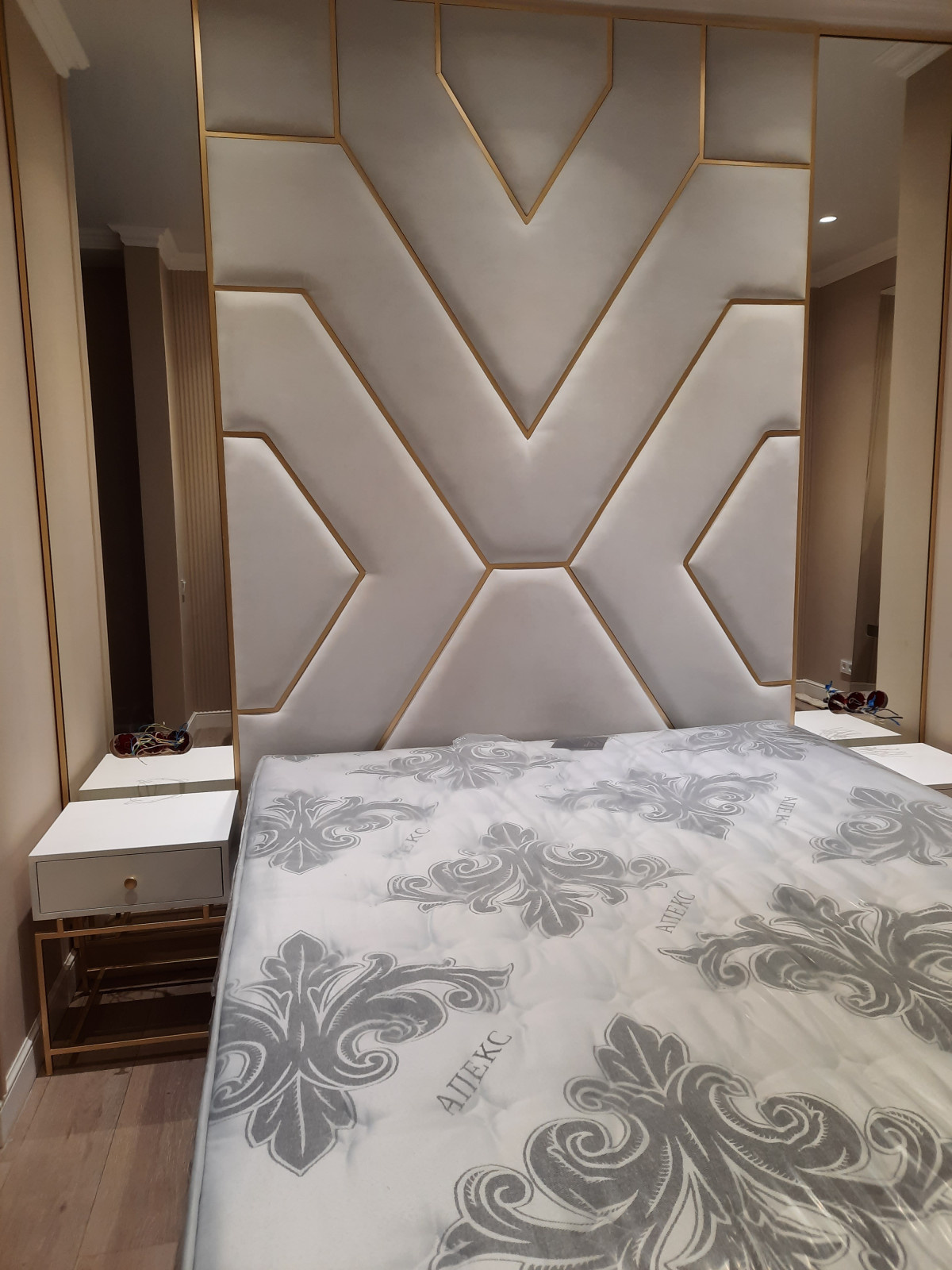 Кровать с Мягкой становой панелью с профилем