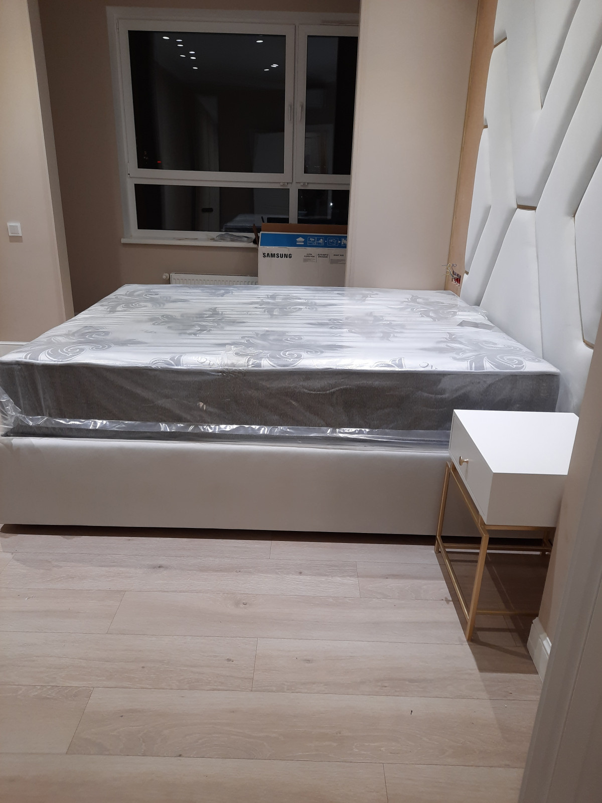 Кровать с Мягкой становой панелью с профилем