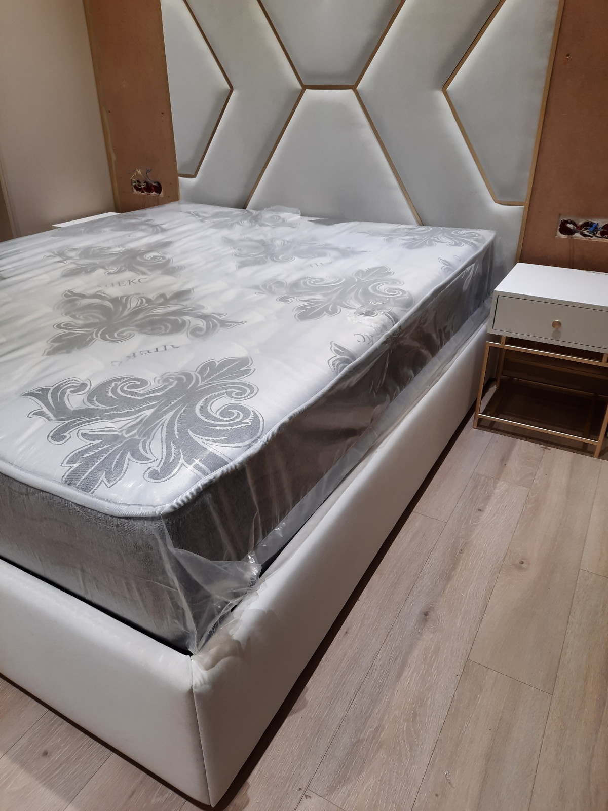 Кровать с Мягкой становой панелью с профилем