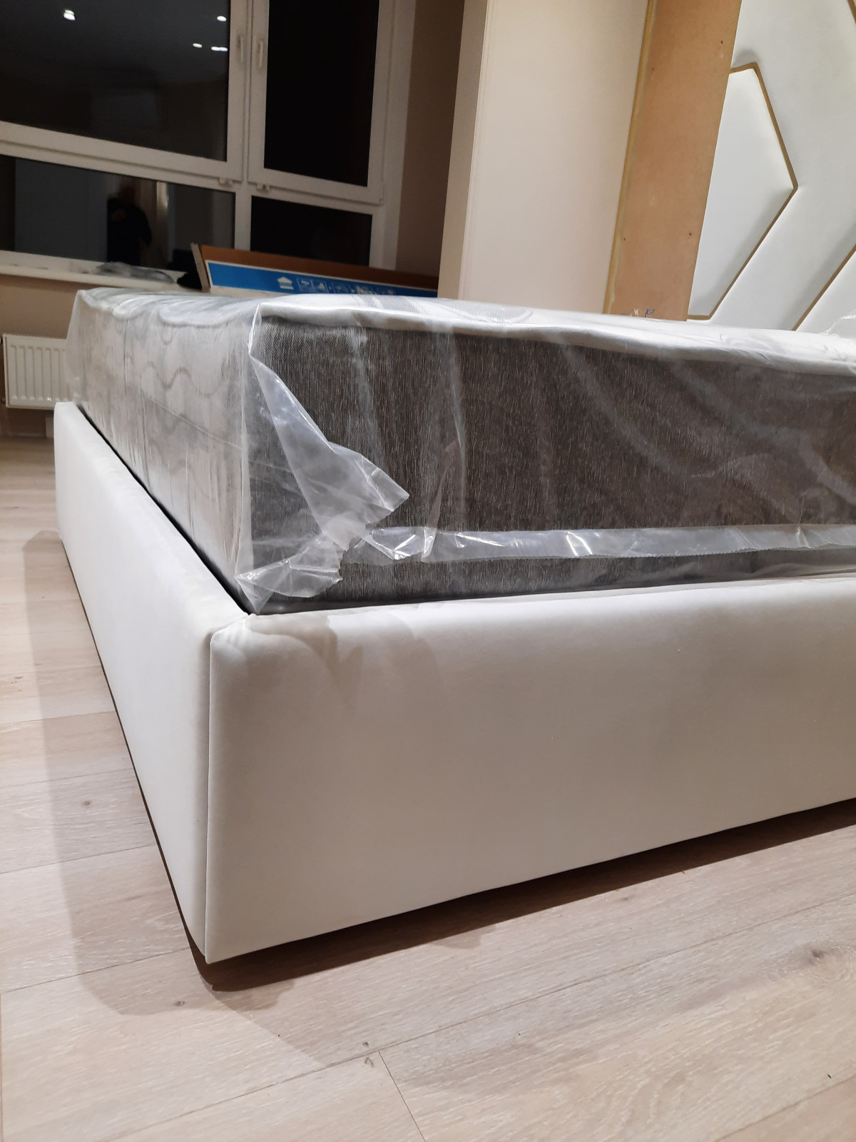 Кровать с Мягкой становой панелью с профилем