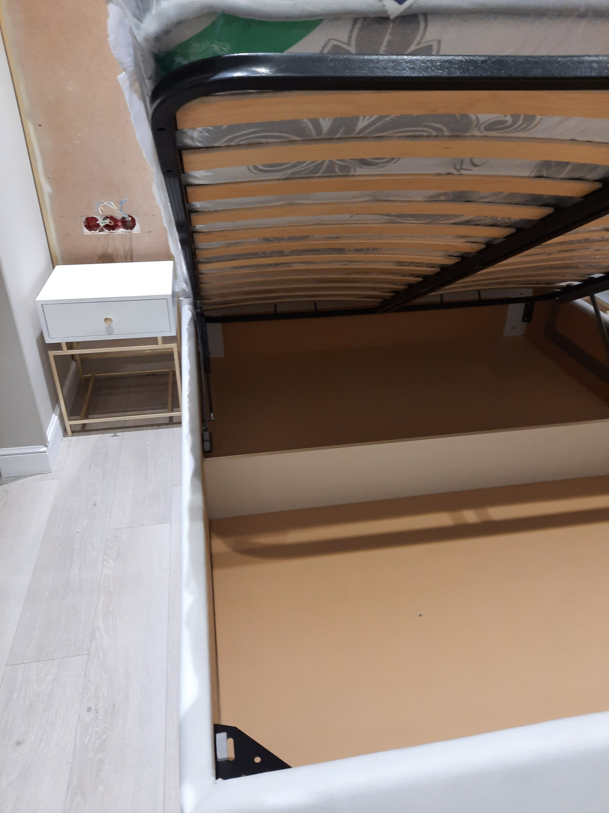 Кровать с Мягкой становой панелью с профилем