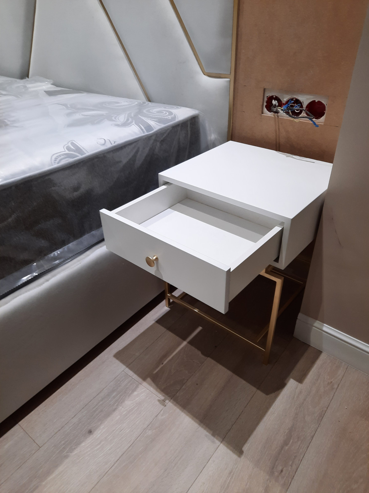 Кровать с Мягкой становой панелью с профилем