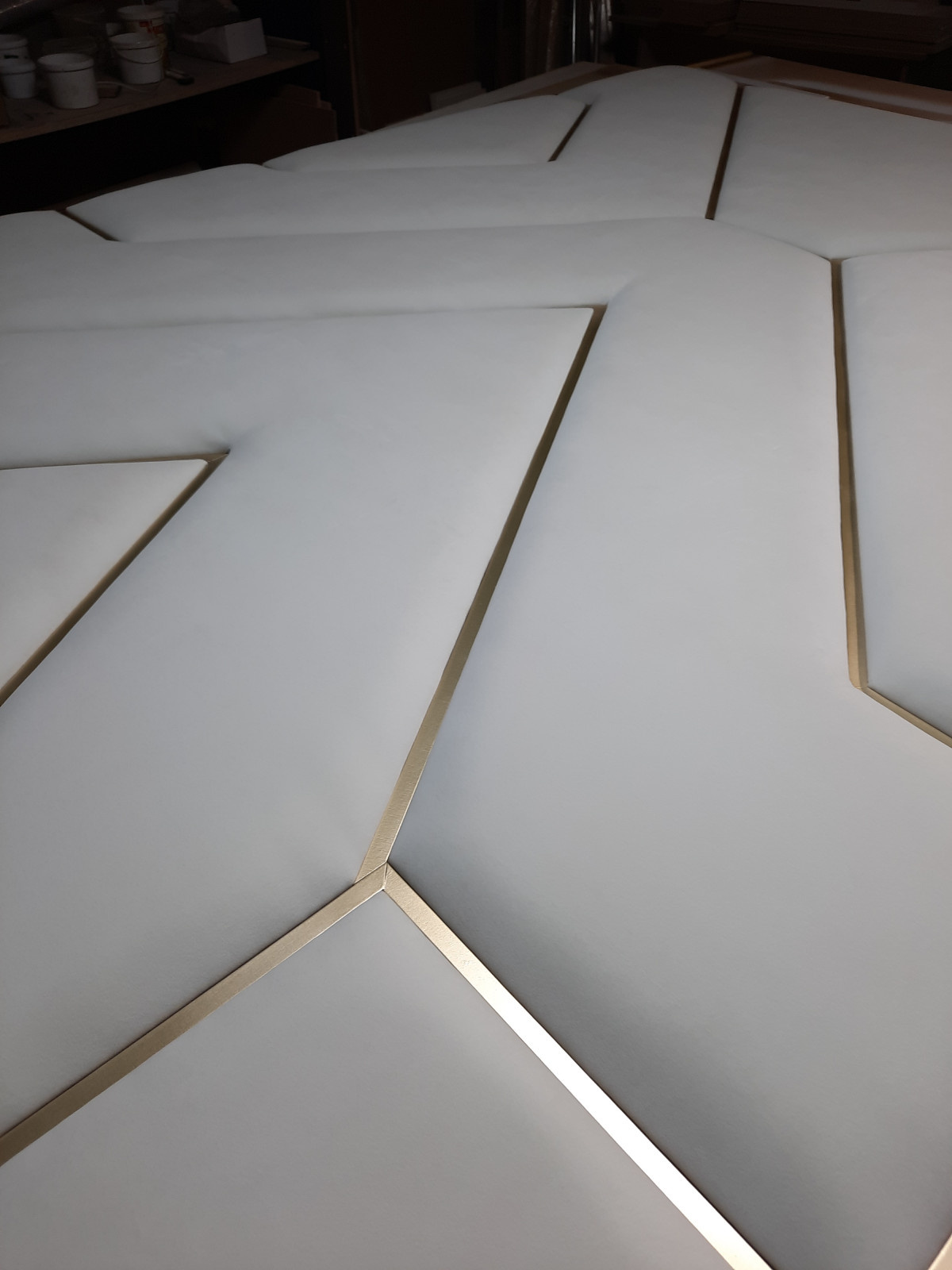 Кровать с Мягкой становой панелью с профилем