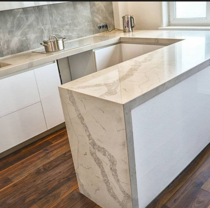 Кварцевая столешница с барной стойкой Калатта