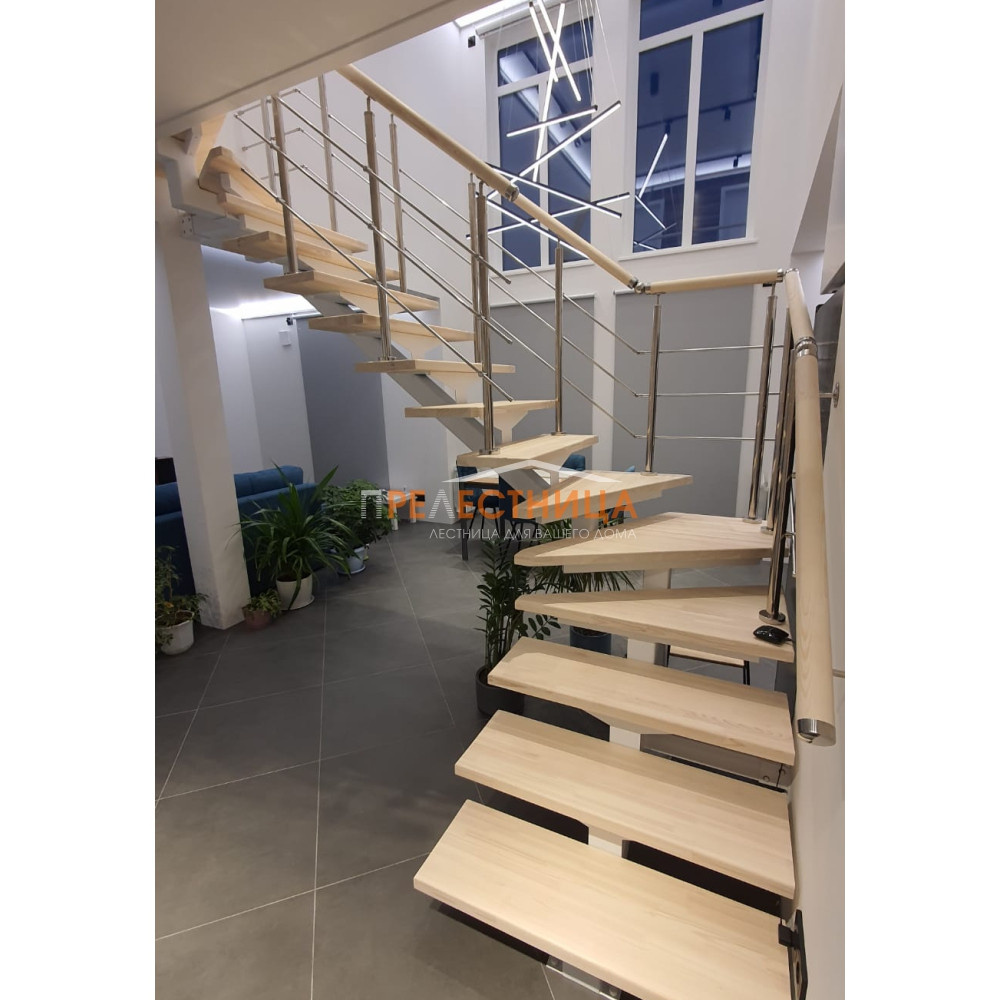 Лестница на центральном металлическом косоуре Ассоль 44