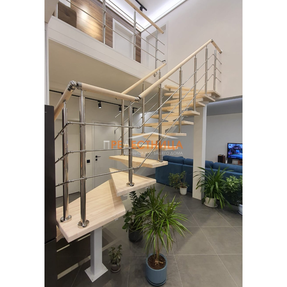 Лестница на центральном металлическом косоуре Ассоль 44