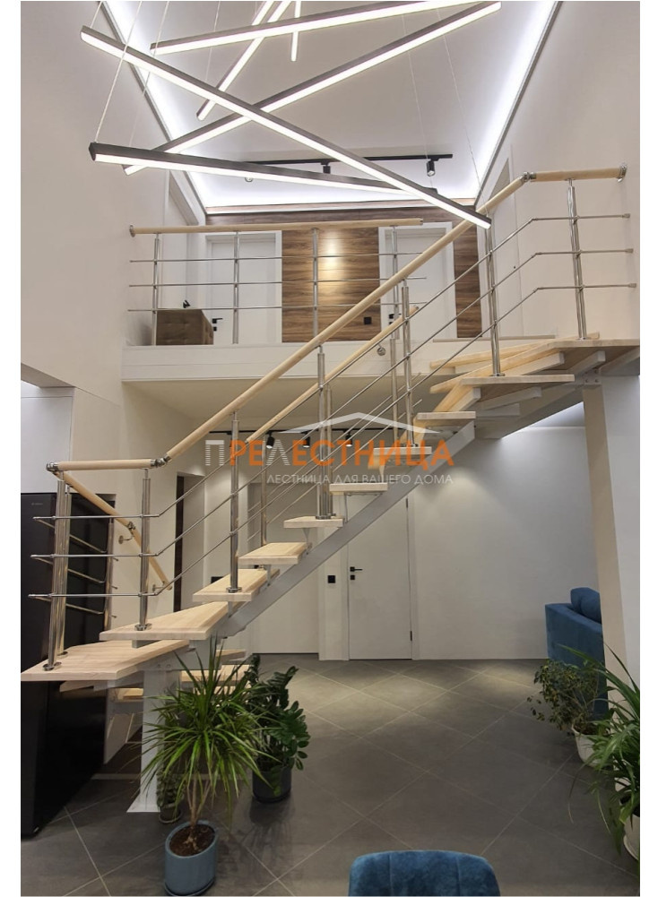 Лестница на центральном металлическом косоуре Ассоль 44