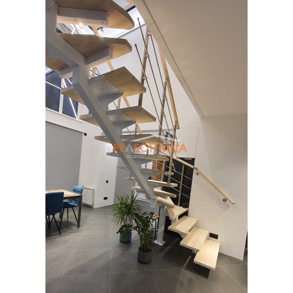 Лестница на центральном металлическом косоуре Ассоль 44