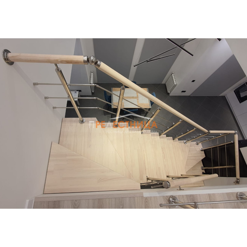 Лестница на центральном металлическом косоуре Ассоль 44